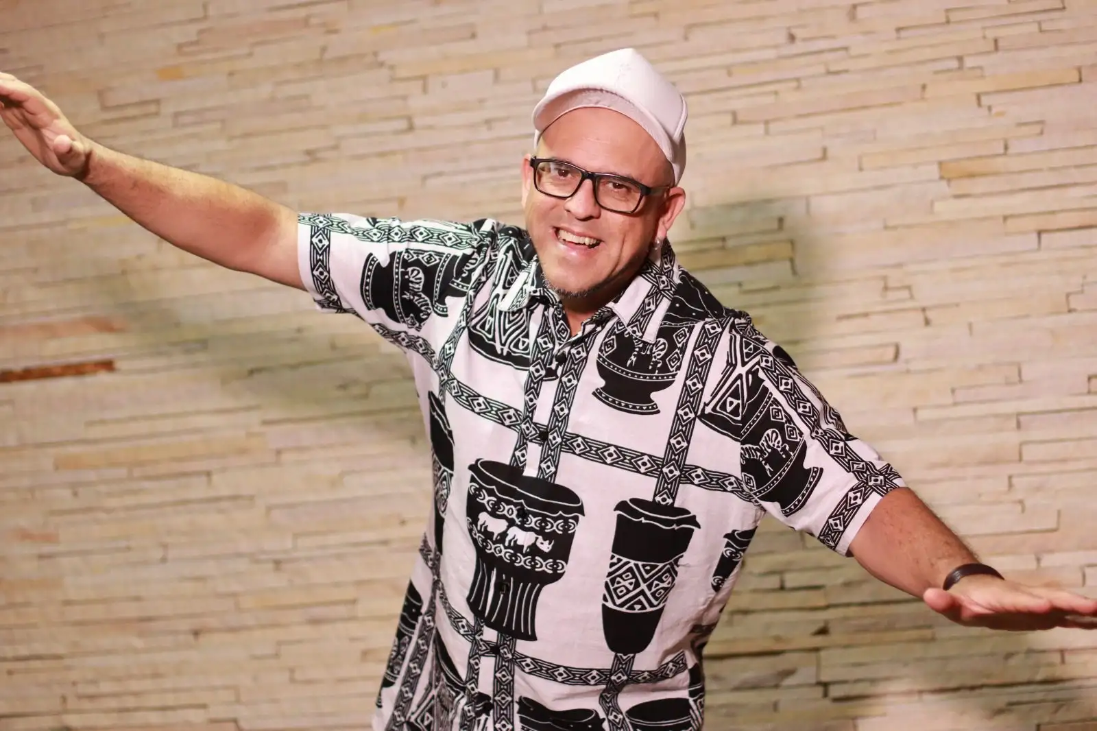 Luciano Candemil batuca o cantar no EP Um Sonho Para Toda Vida