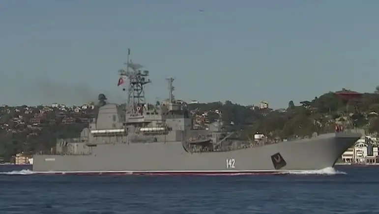 Grande navio de desembarque é danificado e uma pessoa morre em ataque ucraniano, diz Rússia