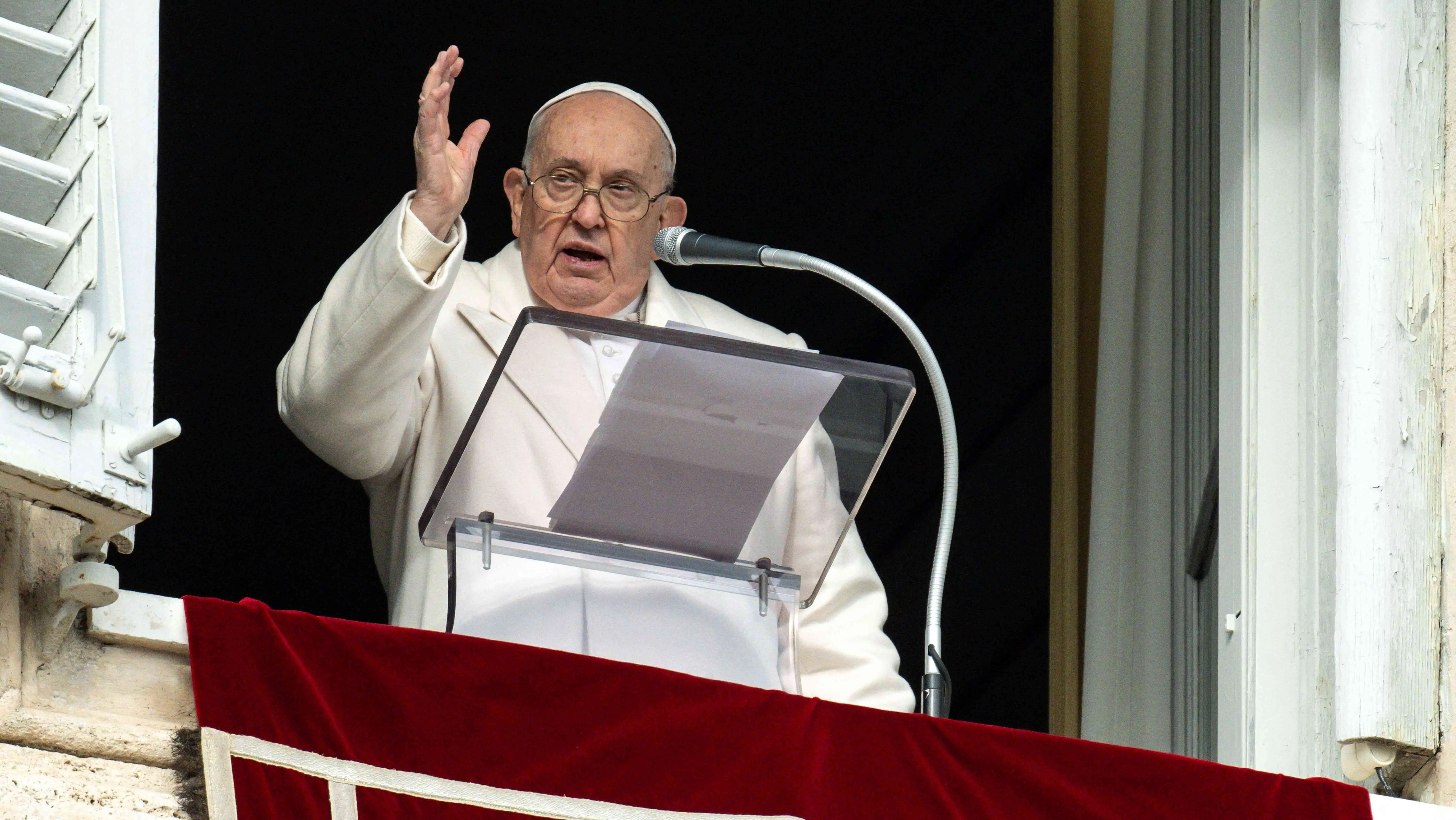 Em recuperação, Papa Francisco lê oração sem ajuda em janela no Vaticano