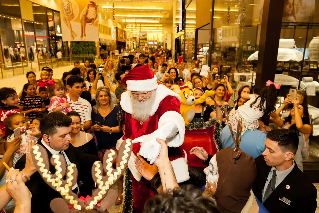 Papai Noel praieiro é destaque em open shopping de Florianópolis