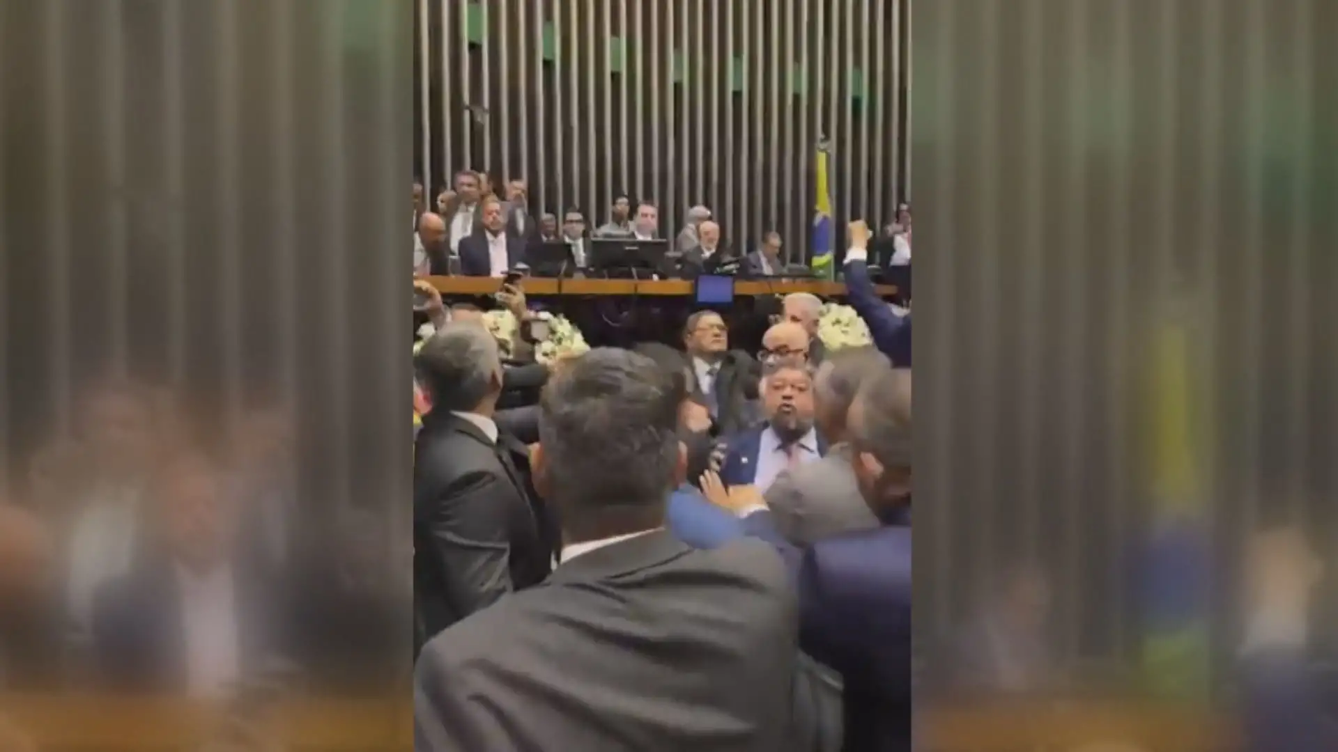 Após tapa na Câmara, deputado propõe porte de arma a todos os parlamentares
