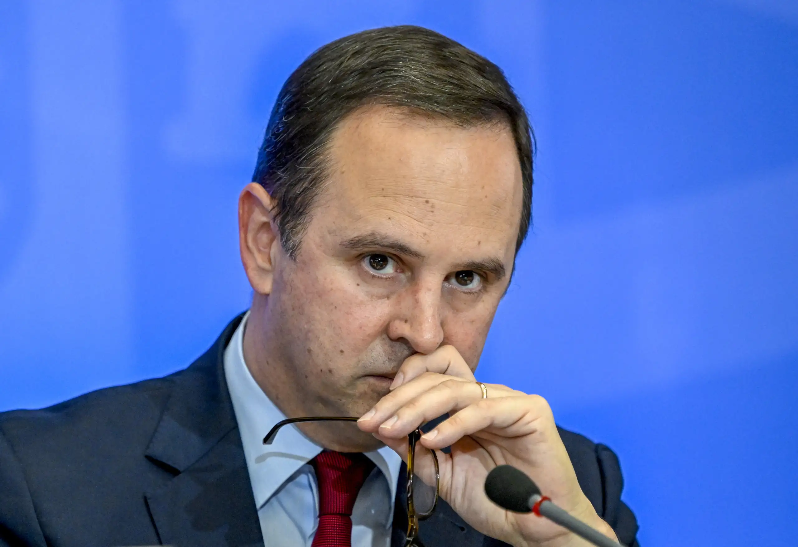 Com crise política por cá, Medina não vai estar na reunião do Eurogrupo