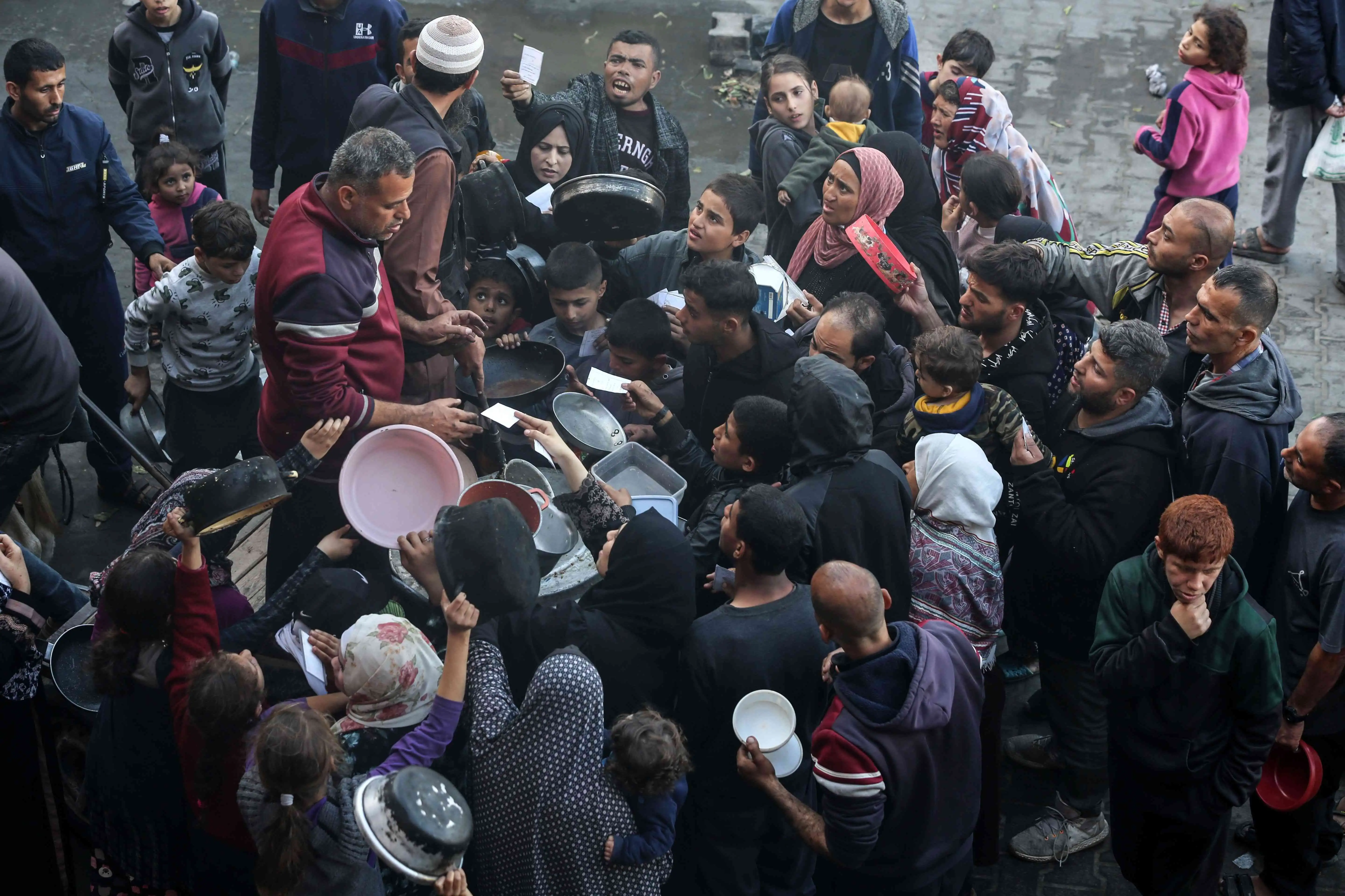 Palestinos deslocados em Gaza relatam condições precárias de sobrevivência