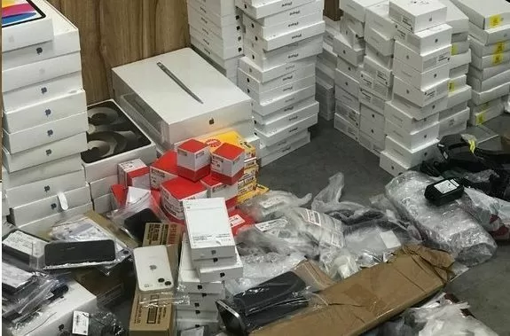 PF prende norte-americana e policial com R$ 3 milhões em eletrônicos dos EUA em aeroporto