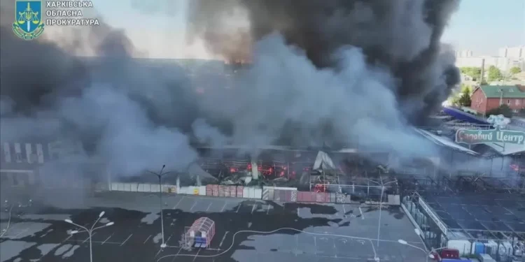 Ataque russo em Kharkiv é o mais mortal em semanas; número de vítimas sobe para 18