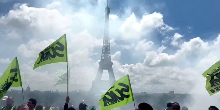 Ferroviários entram em greve na França e exigem bônus olímpico