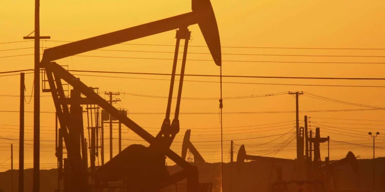 Cotação do Brent para entrega em julho baixa 0,99% para 82,88 dólares