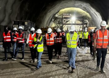 O Ministro da Energia e Águas inspeciona as obras do Aproveitamento Hidroelétrico de Caculo Cabaça