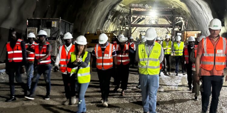 O Ministro da Energia e Águas inspeciona as obras do Aproveitamento Hidroelétrico de Caculo Cabaça