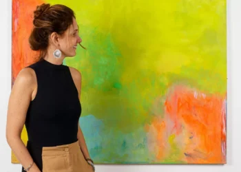 Letícia Cardoso lança catálogo “Língua Louca” em Florianópolis