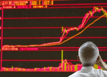 Índice Nikkei regista segunda maior queda da história ao baixar 12,40%