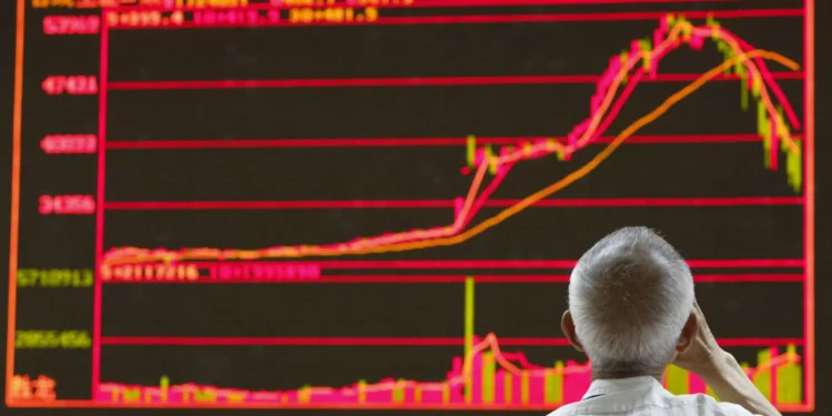 Índice Nikkei regista segunda maior queda da história ao baixar 12,40%