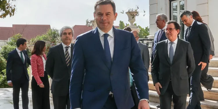 Montenegro afirma que Governo está a cumprir plano para saúde mas recusa “vender ilusões”
