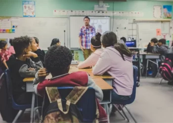 Número caiu na última semana, mas ainda há 146 mil alunos sem professor