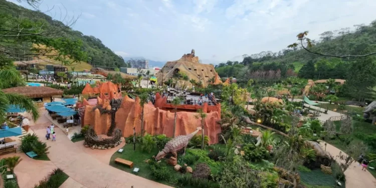 Parque Aventura Jurássica completa um ano em Balneário Camboriú