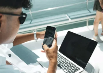 “Perspectivas Divergentes: Finanças e suas Conotações na Sociedade”