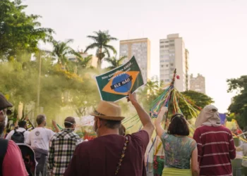 “Experiências positivas na Política: Impacto e mudanças sociais”