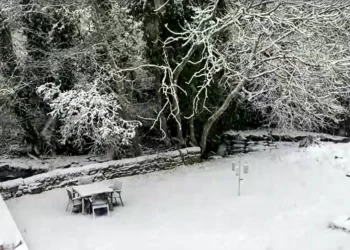 Tempestade Bert leva neve forte, corta energia e paralisa voos no Reino Unido