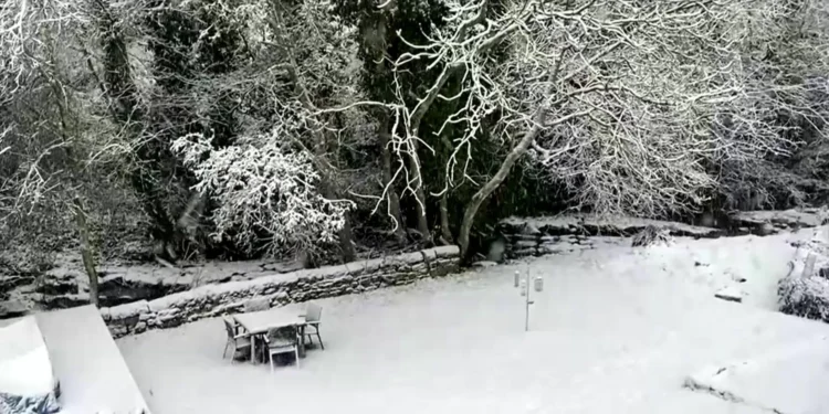 Tempestade Bert leva neve forte, corta energia e paralisa voos no Reino Unido
