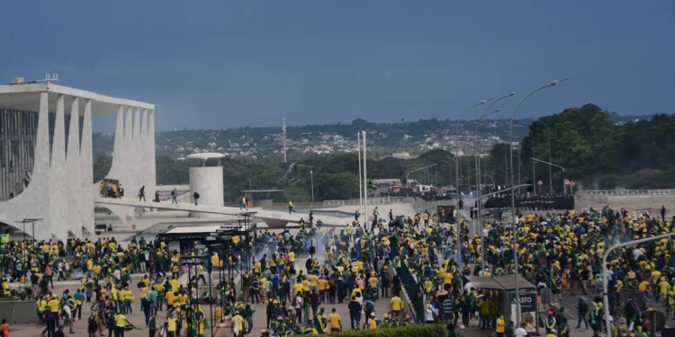 Ao retornar da Argentina, foragido do 8/1 é preso pela PF
