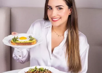 Com sabores que contam histórias, Júlia Cherem Doces Momentos lança cardápio de verão e celebra 2 anos de sucesso em Florianópolis