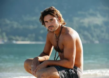 Sabrina Sato vai a último ensaio da Vila Isabel e recebe elogios de Prattes