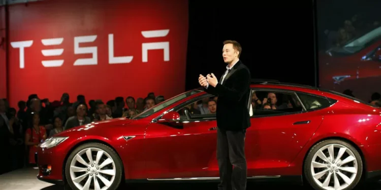 Tesla anuncia implementação de funções avançadas de condução autónoma na China