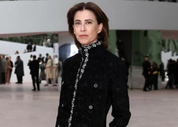 Fernanda Torres diz que Dior desenhou vestido exclusivo para ela; veja