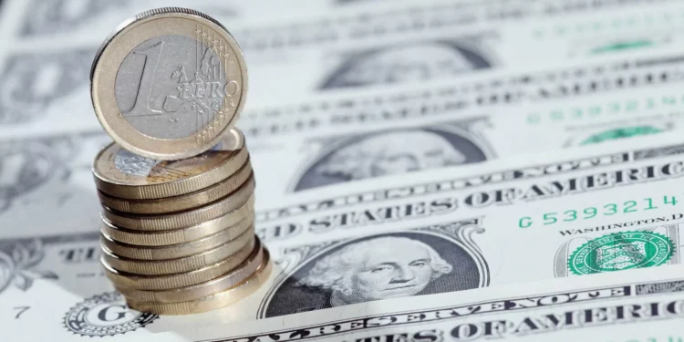 Euro volta a cair abaixo dos 1,08 dólares