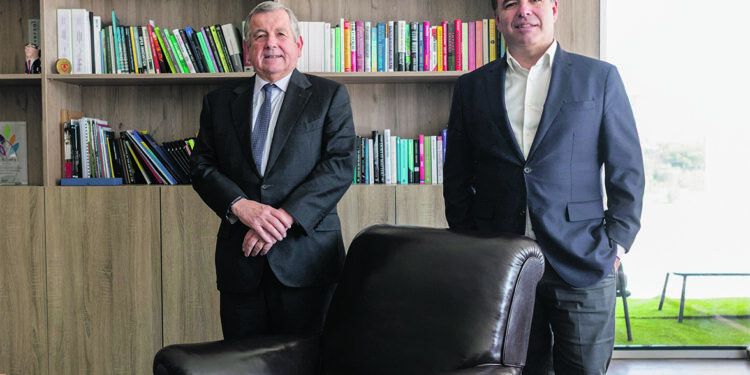 De mãos dadas há 43 anos em benefício do ensino e investigação