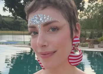 Neguinho da Beija-Flor é ovacionado em sua despedida da Sapucaí