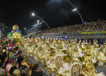 Carnaval 2025: Iza se apresenta em SP e é prestigiada por Yuri Lima