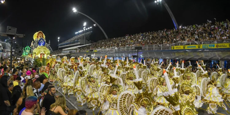 Carnaval 2025: Iza se apresenta em SP e é prestigiada por Yuri Lima