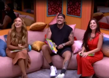 BBB25: Aline e Thamiris trocam farpas ao vivo e ignoram Tadeu Schmidt