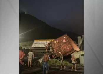 Vídeo mostra acidente que derrubou passarela na Rodovia Anchieta em SP