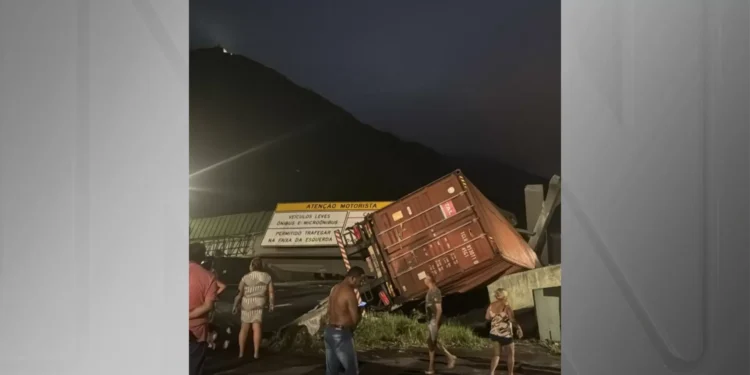 Vídeo mostra acidente que derrubou passarela na Rodovia Anchieta em SP