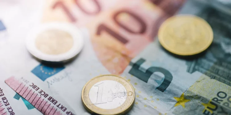 Euro sobe e regressa aos 1,08 dólares