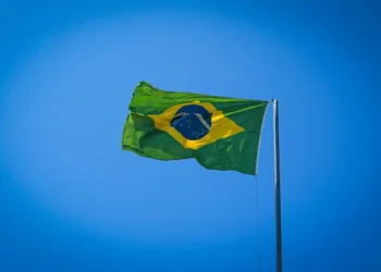 Brasil regista primeira balança comercial negativa mensal em três anos