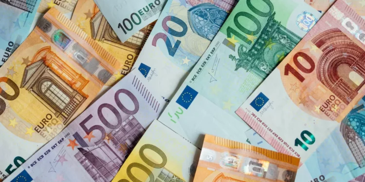 Euro recua e segue abaixo de 1,04 dólares