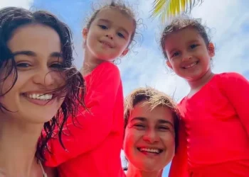 Nanda Costa posa com esposa e filhas; veja