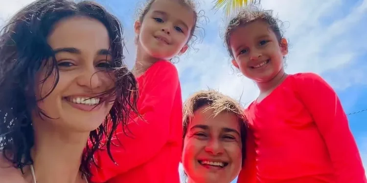 Nanda Costa posa com esposa e filhas; veja