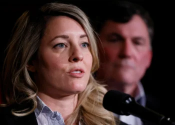 Disputa de tarifas: Canadá ameaça usar exportação de petróleo e gás aos EUA