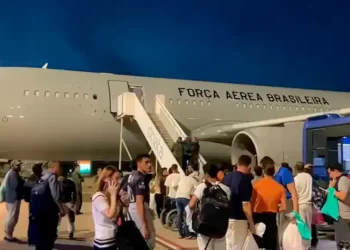 Juiz amplia bloqueio contra medida de Trump para deportação de imigrantes