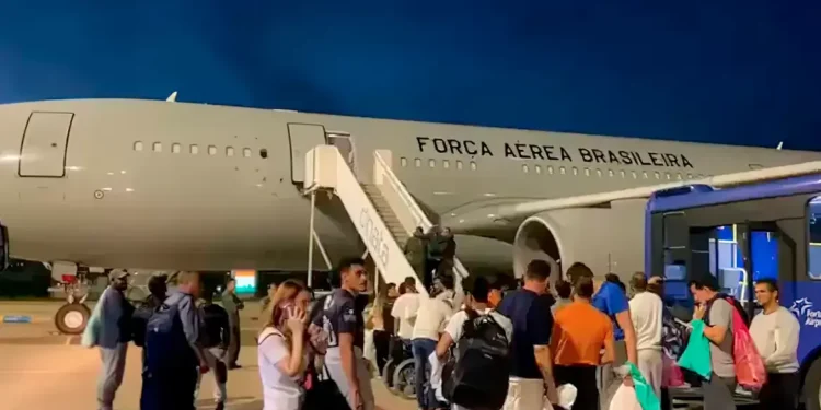 Juiz amplia bloqueio contra medida de Trump para deportação de imigrantes