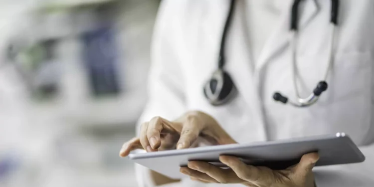 É melhor ter um seguro ou um plano de saúde? Conheça quatro diferenças