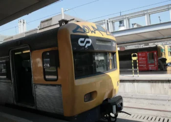 CP reajusta oferta na Linha de Cascais com mexidas nas horas de ponta