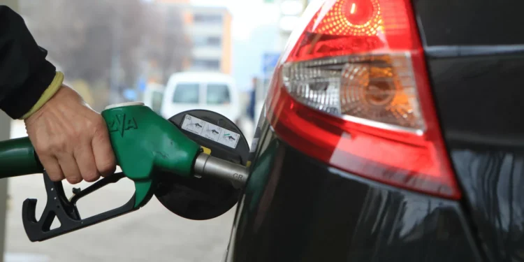 Tem carro a gasolina ou a gasóleo? Veja se é melhor atestar já ou esperar