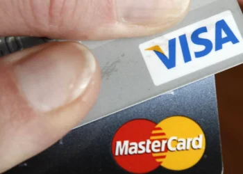 Cartões de crédito antigos com juros acima do máximo do BdP agravam endividamento