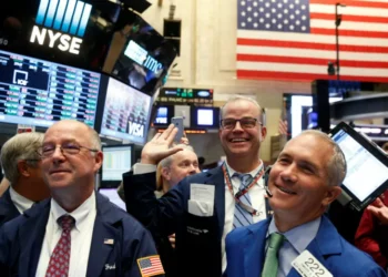 Wall Street fecha a subir com impulso das tecnológicas