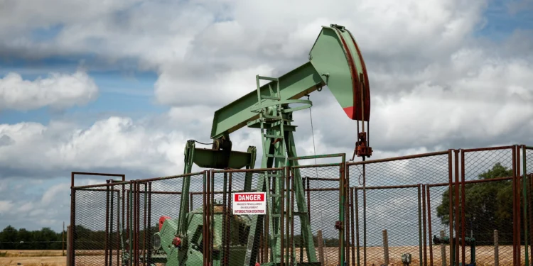 Produtores de petróleo tentam conter impacto da queda no barril